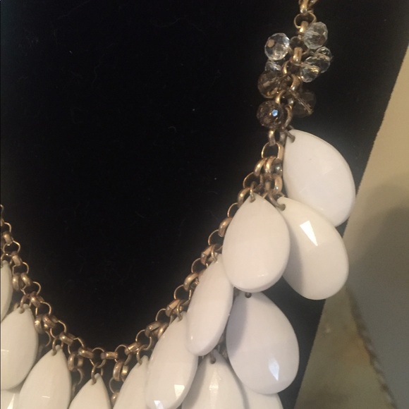Dillards White Beaded Gold Necklace 💛 - Picture 3 of 4